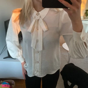Skjorta/blus - Super söt blus/skjorta från Zara, använd 1 gång! Snygg att knyta om många olika sätt😍