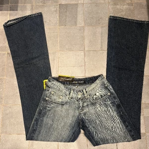Lågmidjade bootcut jeans - Lågmidjade bootcut jeans, helt nya! Midjemått 33cm innerbenslängd 85 cm❤️‍🔥