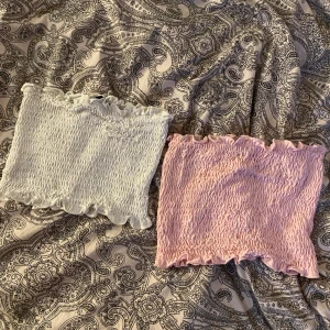 Tub toppar - Två st ribbade tub toppar med lite volang aktigt i kanterna, stl xs på båda men dom är väldigt stretchiga så passar även S o säkert uppåt 