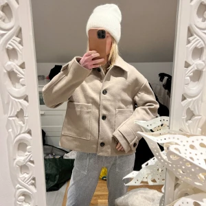 Skepparkavaj  - Finaste jackan från Nelly i storlek S. Den är i nyskick. Har en likadan och det är den som är på bilden, bild 3 - den är kvar i originalpåsen. Nypris är 700kr 🌸