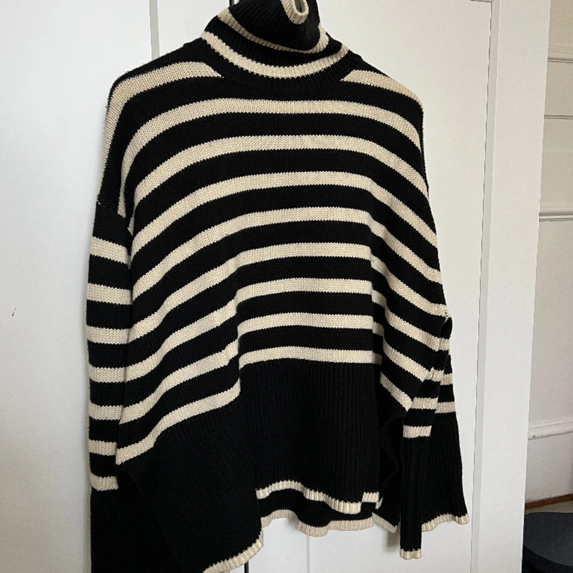 TOTEME - Signature Stripe Turtleneck Black