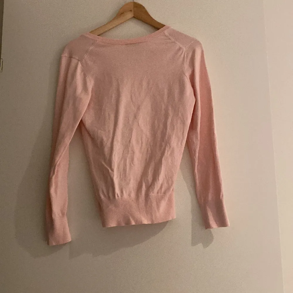 En super gullig stickad tröja från peak performance. Väldigt söt baby rosa färg💕. Tröjor & Koftor.