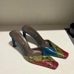 Slip-on klackar  - Så unika klackar från Sergio Rossi som gör italienska kvalitetsskor i läder. Bra klackhöjd!! Stl 37 💞