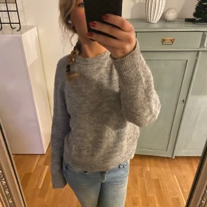 Carin Wester stickad tröja - Säljer den populära stickade tröjan från Carin Wester i storlek S. Nypris: 500kr tröjan är grå! Som den på min egna bild! 
