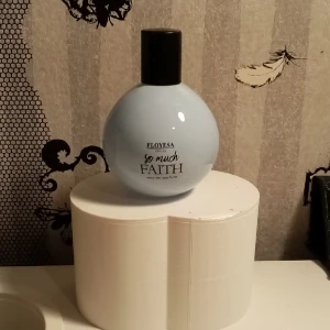 Floyesa deluxe - Parfym Floyesa deluxe so much faith eau de parfum Har använt den ca 2 gånger då bara sprutar ett sprut. 