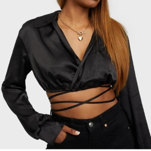 Söt knytblus  - Nyskick, endast testat den, ej använd. Rätt till storlek. Säljer för 200, nypris 375