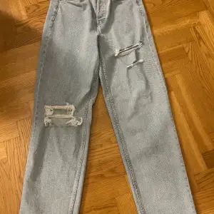 Jeans med hål från hm  Aldrig använda endast testade  Storlek 36