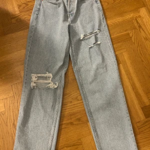 Jeans med hål  - Jeans med hål från hm  Aldrig använda endast testade  Storlek 36