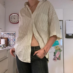 Randig skjorta  - Vit skjorta med gröna ränder. 