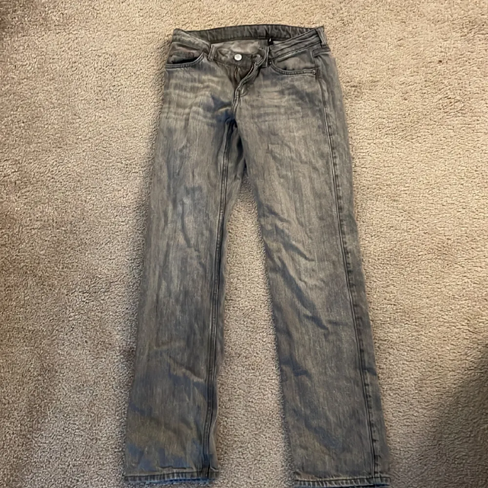 Super fint skick på dessa arrow lågmidjade jeans från weekday. Storlek 25/32 i storlek . Andvänts ca 5 gånger . Gillar inte hur dom sitter på mig därför säljer jag dessa . Ofta slutsålda . Köptes för 600kr. Jeans & Byxor.