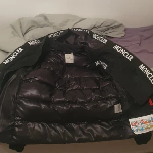 Moncler jacka - Helt ny, aldrig använd, frakt tillgängligt, möts upp i gbg. 