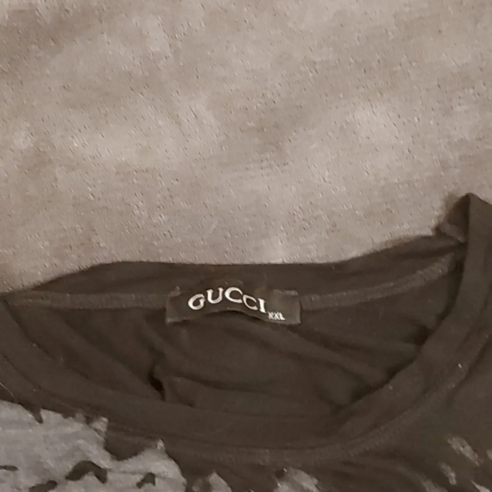 T-shirt från Gucci med fjärilar på. T-shirts.
