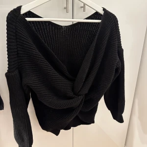 Stickad tröja  - Oanvänd och kan bäras åt båda hållen. Så snygg knut-detalj🤍