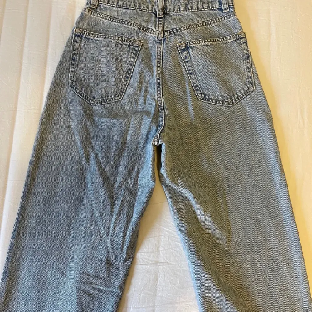 Säljer dessa coola jeans med sne dragkedja. De är raka i benen och höga i midjan. Köpta från hm för ca 2 år sedan för 250 kr. Säljer då jag inte använder dem längre💗. Jeans & Byxor.