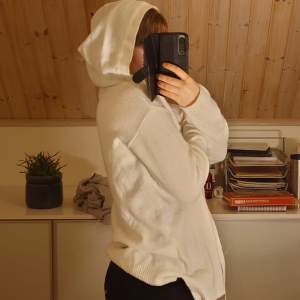 Vid mjuk hoodie med korsande detaljer på framsidan och en slit längst ned på sidan💕🧸