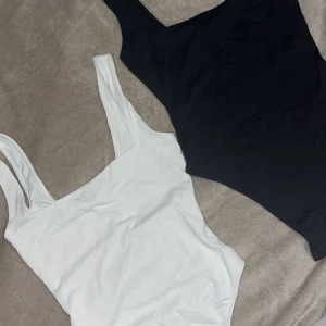 Body - Bas Bodies, svart och vit. Väldigt små i storleken skulle säga att dessa motsvarar xs, men är storlek small. Köpa 1 gör 40, 2 för 50. 
