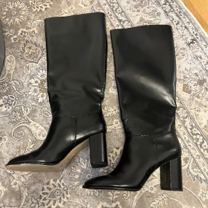 Knähöga stövlar - Stövlar ifrån H&M. Använda 1 gång. Strl 40. Liten storlek, har 39 & dom funkar för mig.