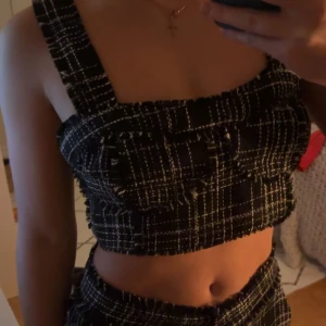 Set - Svart, rutigt set från Hm. Aldrig använd då det är för stort, men passar väldigt bra till fest🤍