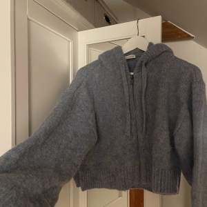 Säljer denna croppade stickade hoodien från Zara! Endast använd en gång💙Har slits på båda sidorna! Strl XS/S