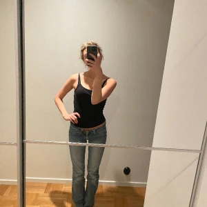 Lågmidjade jeans - Ett par ljusblå lågmidjade bootcutjeans i jättebra skick! Jag är 165cm och har strl xs. Midjemått mätt rakt över: 37cm Innerbenslängd: 77cm