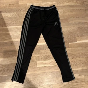 Adidas Byxor - Säljer dessa adidas byxor då jag inte använder de längre, vet tyvär inte storleken på den då lappen är borta men passar mig som är runt 163 cm! Jättesköna byxor utan defekter, skriv gärna för fler frågor☺️