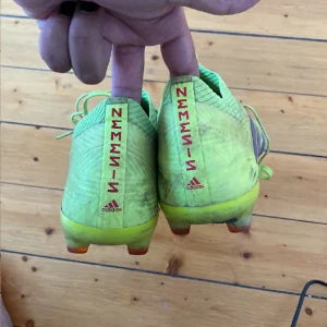 Adidas nemeziz  - Säljer mina slitna fotbollsskor 45 1/3