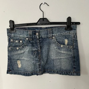 Mini jeanskjol - Minikjol i jeans. Perfekta kjolen till sommaren! Måtten visas på bild 2 och 3. Står storlek S men skulle säga att denne XS!