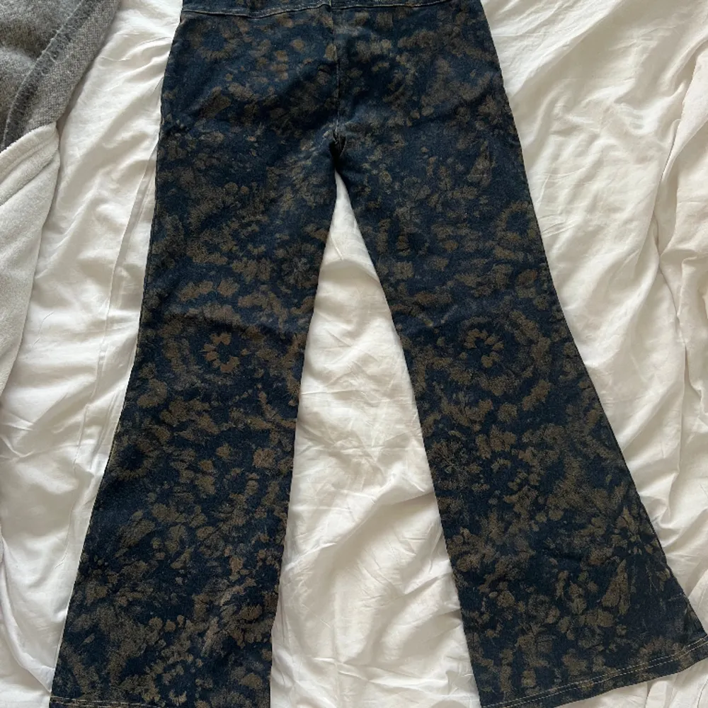 Lågmidjade mörkblå jeans med brunt/ Bieget mönster på 🤎 vida i benen och jätte bekväma. Jeans & Byxor.