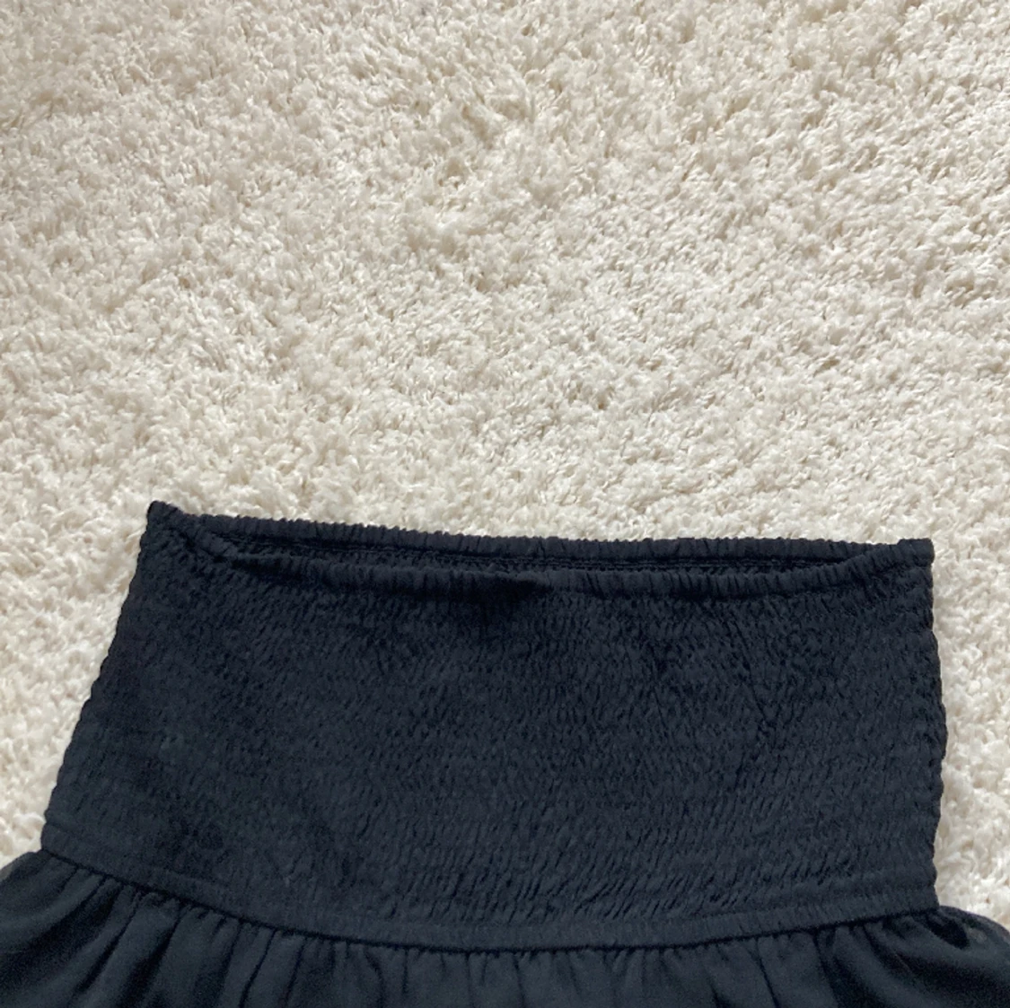 Svart volangkjol från Gina tricot - 90