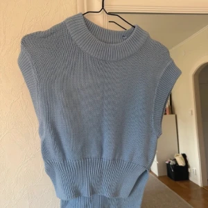 Blå stickad kortärmad  - Blå stickad kortärmad 🩵