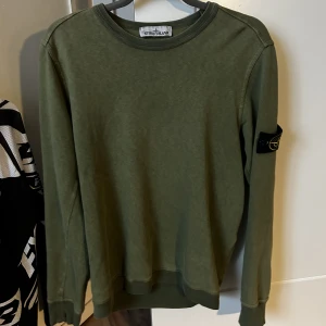 Stone island tröja  - Stone island crewneck, använd väl men i fint skick, inga hål, fläckar osv. Inget kvitto tyvärr 