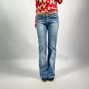 Lågmidjade jeans - 23. Lågmidjade bootcut jeans  Pris: 599 kr Frakt: 60 kr  Storlek: 36  Midja tvärs över: 39 cm Innerbenslängd: 78 cm  Första modellen är 172 cm lång och bär vanligtvis 34/36