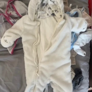 Teddy overall  - Storlek 56. fint skick!!  Med inbyggd fötter och händer som kan stängas 