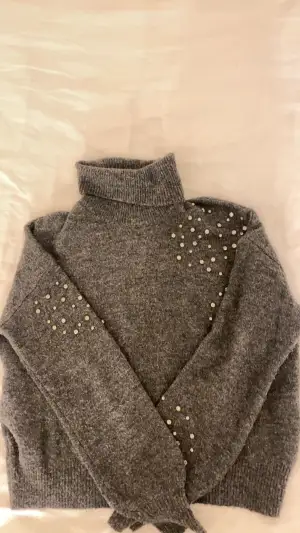 Säljer denna gråa stickade polo tröjan med ”diamanter” från Vero Moda. Använd ganska många gånger men är fortfarande i bra skick förutom ett litet hål. Köpte för 300 kr, storlek xs💗