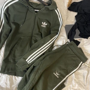 Adidas mjukisdress - Mjukisset från adidas Militär grön färg Storlek M passar även mig som är en S Bra skick förutom att märket har tappat färg.
