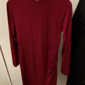 Vin röd klänning med slit vid sidan.  Aldrig använd med tagg kvar. Köpt på zalando för 899kr. Säljes för 550kr inklusive frakt. Klänningen är i stretch material. Passar perfekt inför jul!