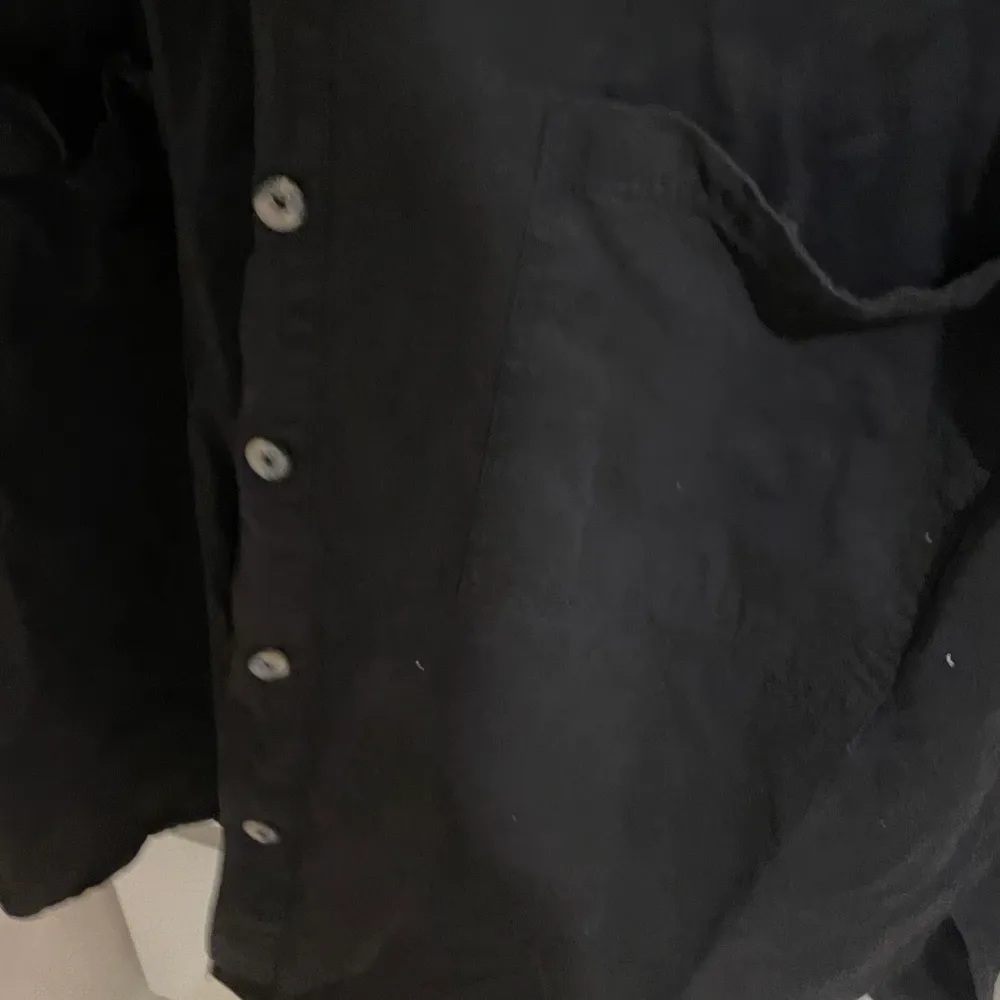 En svart jacka som är tunn perfekt att ha på sommaren och den är lite oversize. Jackor.