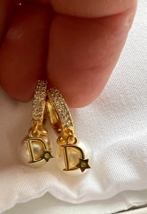 Snygga örhängen - Nya örhängen, stilrena