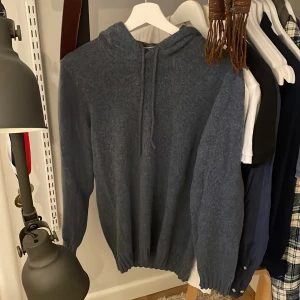 Stickad hoodie - En stickad hoodie från dressman jag knappt användt skriv vid frågor 