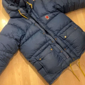 Fjällräven jacka - SÄLJER ÅT EN VÄN! Superfin fjällräven jacka i mörkblå färg i modellen Expedition Down . Den köptes förra vintern på plick men är i bra skick. Utgå gärna från dessa bilder eftersom att de inte är min jacka💞 