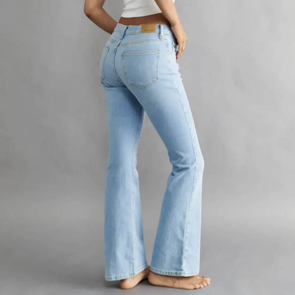 Säljer dess jättesnygga lågmidjade bootcut jeansen från Ginatricot💗 de är i storlek 38 men skulle funka för 36 oxå💗 de är slutsålda nästan överallt💗 superskick, inga tecken på användning💗 nypris 499 kr och säljer för 200-250 kr💗. Jeans & Byxor.