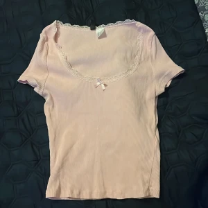 Rosa topp - Säljer en jättesöt rosa topp. Har använt den få gånger. Skriv för fler bilder!