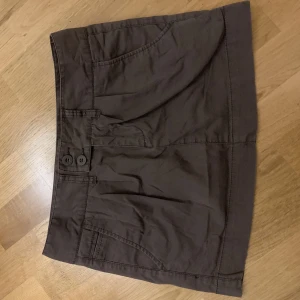 Cargo kjol - Lågmidjad cargo kjol. Så fin men inte riktigt min stil. Bra skick. 150kr+frakt