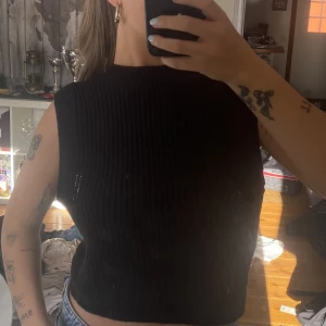 Stickad topp H&M - Stickade toppar från H&M. Snygga att ha bak och fram (första två bilderna) eller normalt som på sista! Priset är för båda! Storlek M men sitter som XS/S