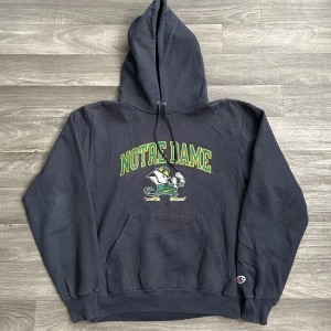 Champion Notre Dame hoodie - Snygg champion Hoodie i storlek S! Bara att skriva om du undrar över något🙏