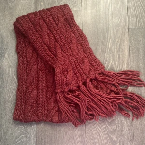 Lång halsduk - Lång och mjuk halsduk. Sparsamt använd. 