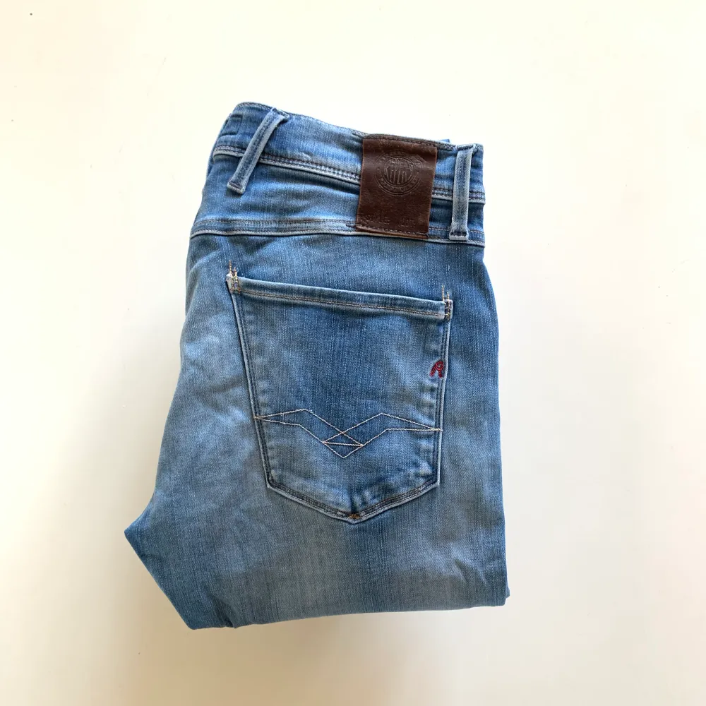 Jeans från Replay | Storlek: 29W - 32L - Skicket på jeansen är väldigt fint! - Pris: 549kr - Nypris: 1700kr. Hör av er vid frågor!. Jeans & Byxor.