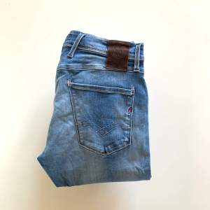 Jeans från Replay | Storlek: 29W - 32L - Skicket på jeansen är väldigt fint! - Pris: 549kr - Nypris: 1700kr. Hör av er vid frågor!