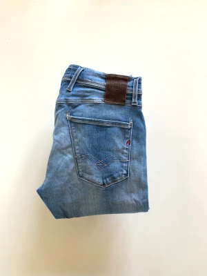 Replay Anbass - Jeans från Replay | Storlek: 29W - 32L - Skicket på jeansen är väldigt fint! - Pris: 549kr - Nypris: 1700kr. Hör av er vid frågor!