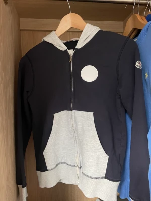 Moncler Zip - Säljer min Moncler zip efter den blivit för liten. Hör av er om ni vill ha Qr-koden. Passar både tjejer och killar. PRIS DISKUTERBART